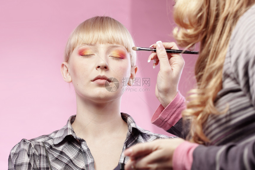 化妆品艺术家粉色女孩治疗刷子女士女性美容师粉末眼影图片