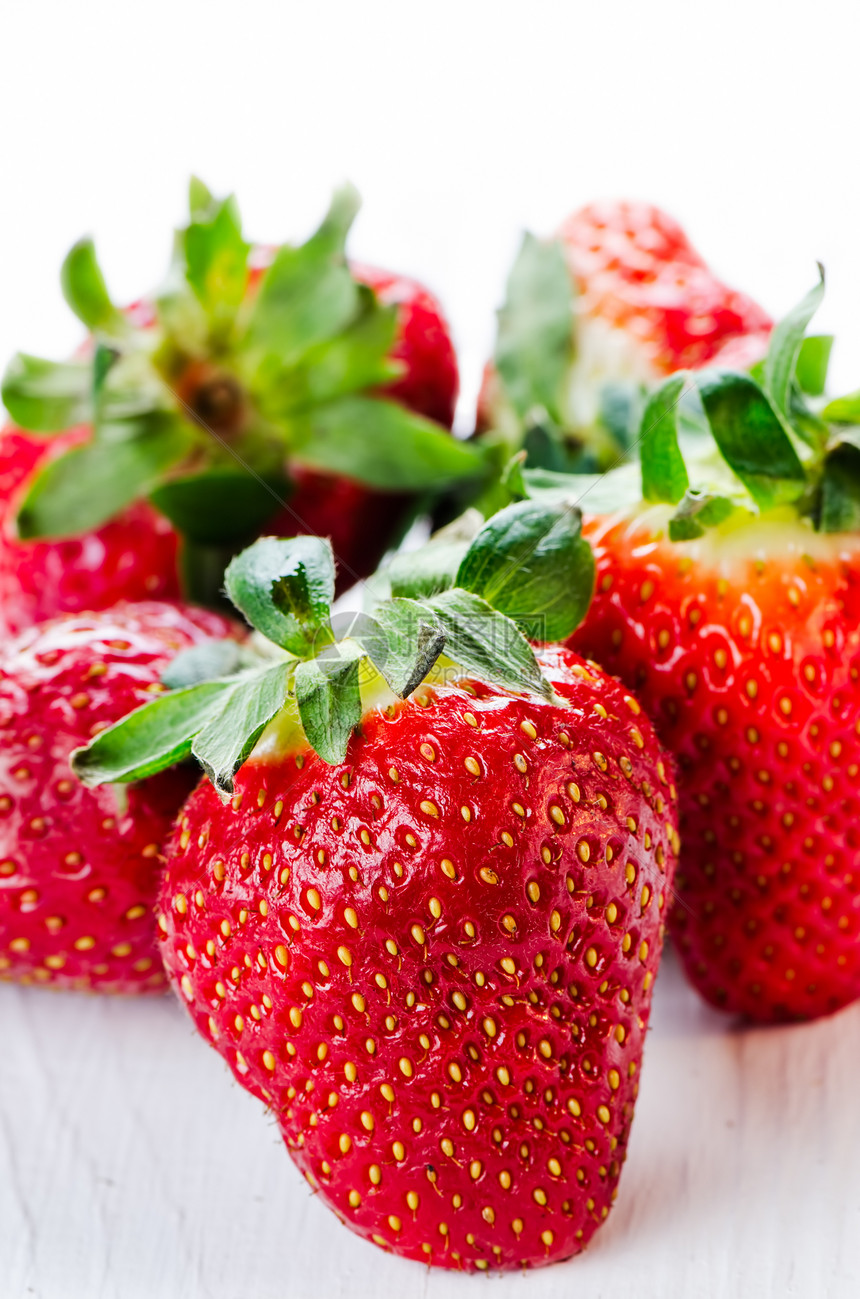 一些草莓种子水果叶子团体甜点食物绿色白色桌子活力图片