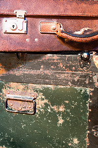 旧旧行李箱风化古董皮革假期案件旅行合页闩锁棕褐色行李背景图片