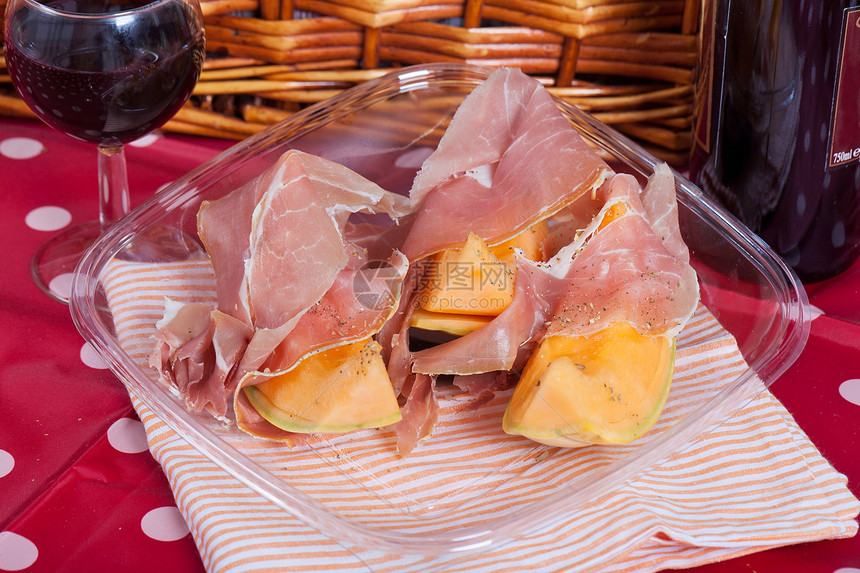 含意大利火腿的坎塔罗普甜瓜黄色水果营养西瓜餐饮饮食野餐午餐橙子小吃图片