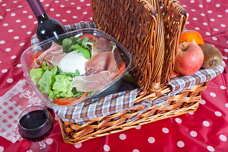 彩礼篮子健康餐饮营养沙拉午餐小吃水果火腿红色维生素背景图片