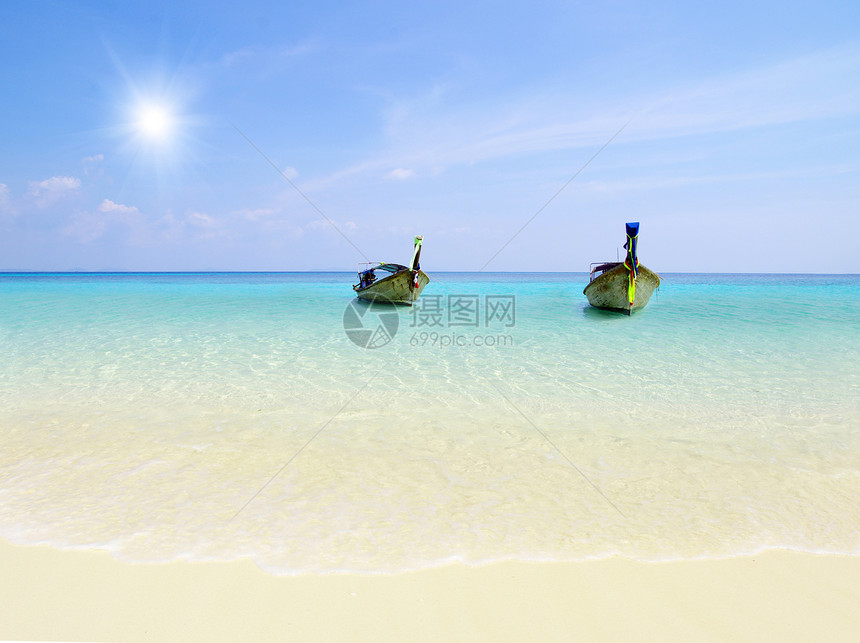 沙滩和热带海放松晴天冲浪海景天空假期海洋蓝色太阳天堂图片