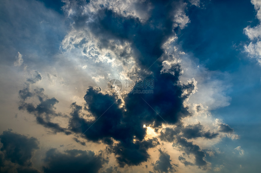 蓝色天空和云彩的力量图片