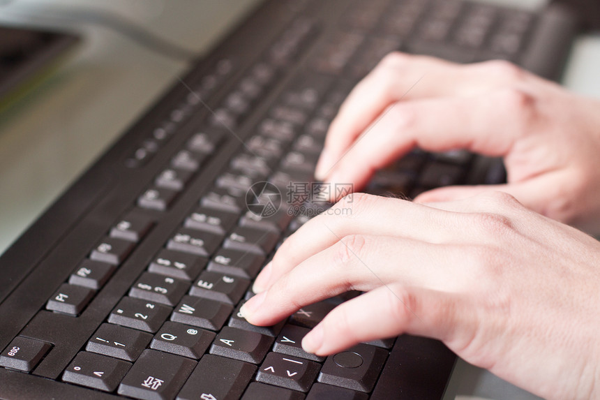 女人手握在一个密钥键盘上电脑数据工作职场桌面办公室宏观商业女性技术图片
