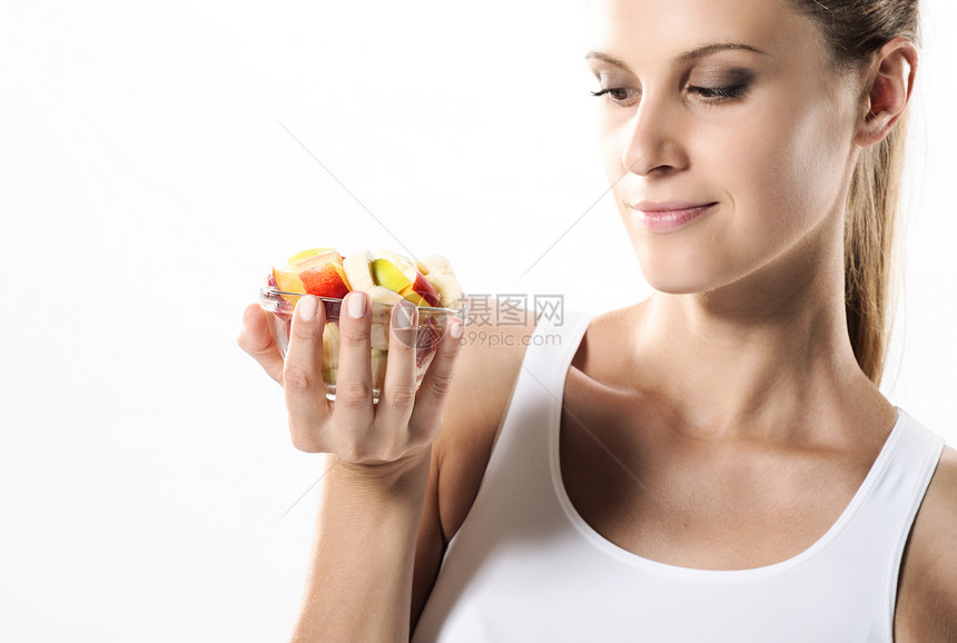 吃水果沙拉的年轻健康女子白色健康饮食文化摄影福利女性成人生活方式小吃影棚图片