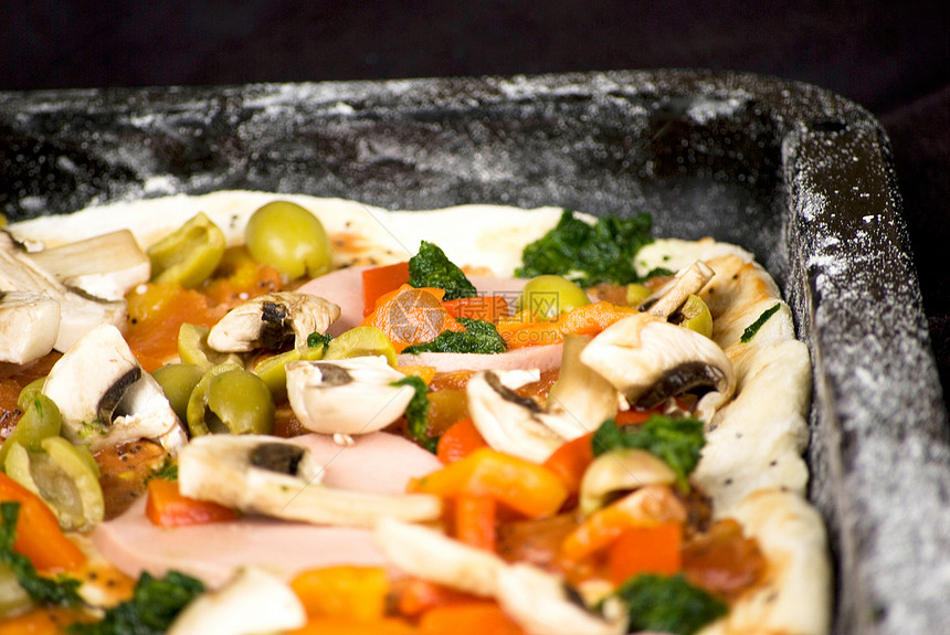 自自制造比萨饼脆皮托盘餐厅香肠小吃美食洋葱火腿食物平底锅图片