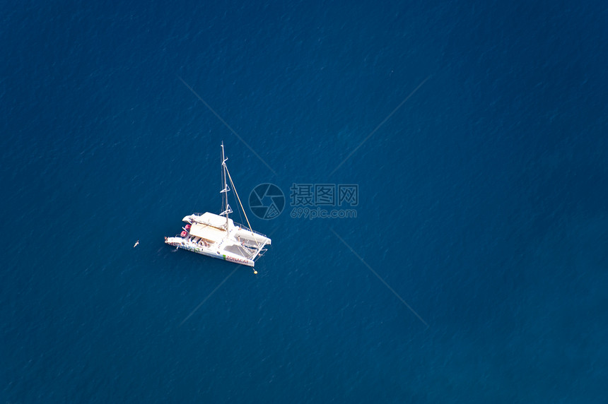 马 提拉小岛帆船旅行蓝色航行山脉岩石悬崖旅游船舶图片