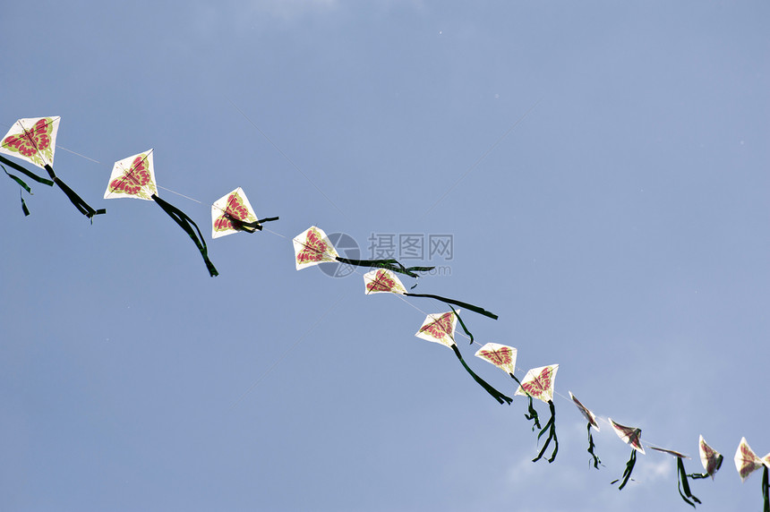 闪石天空漂浮蓝色玩具风筝飞行图片