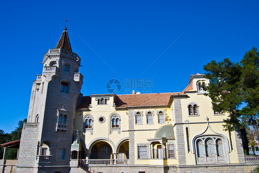 卡斯特罗吉马拉亚斯宫宫蓝色晴天石头市政黄色城堡博物馆树木天空建筑学图片