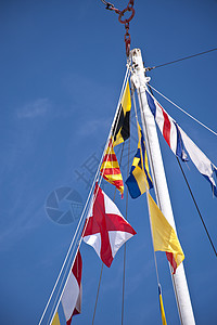 旗帜港口锦旗横幅航海蓝色绳索桅杆天空船舶海岸背景图片