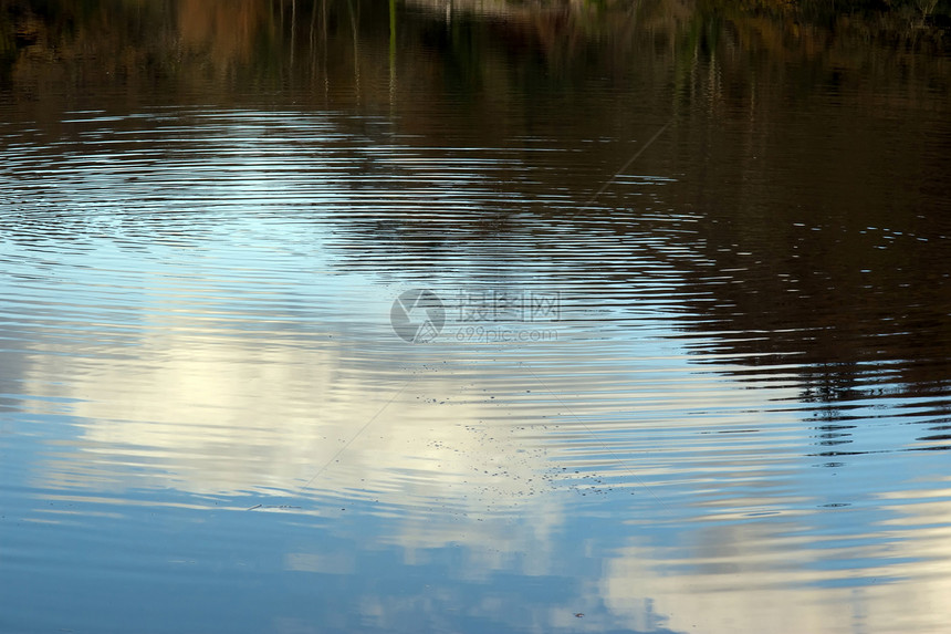 在静静的 有反射的爱尔兰河中图片