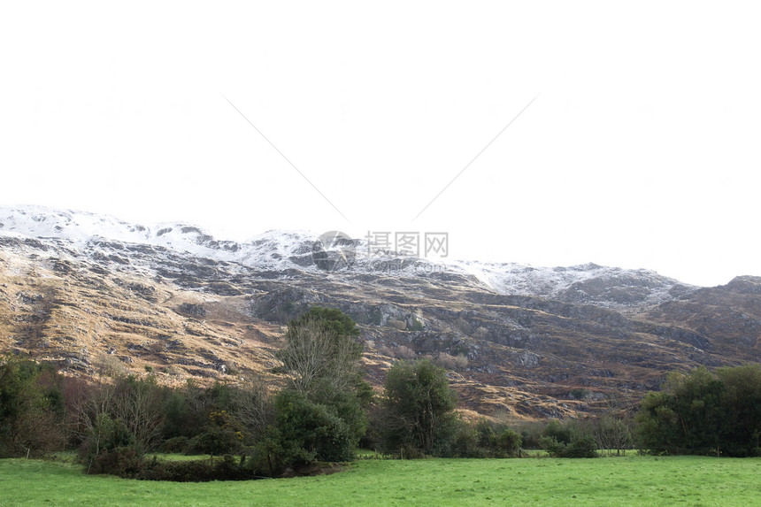 山丘和田地 农村积雪场景树木风景草地天空蓝色孤独栅栏国家荒野岩石图片
