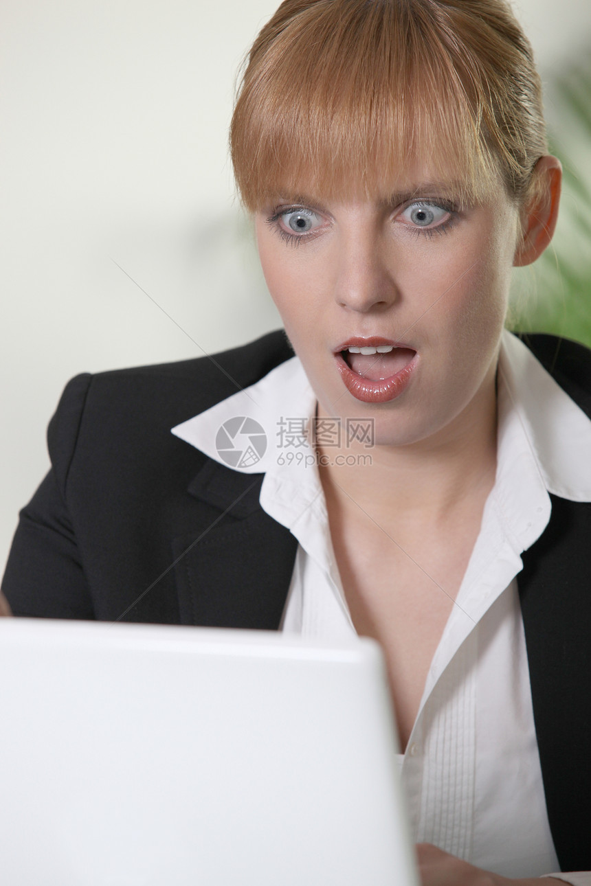 惊吓的女人看笔记本电脑图片
