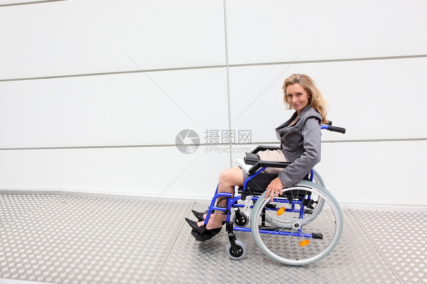 使用轮轮椅的女性行政主管图片