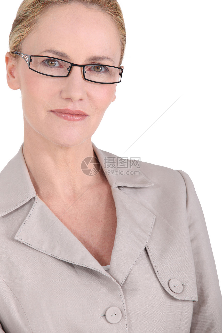 一个戴着眼镜的金发女人的近身图片