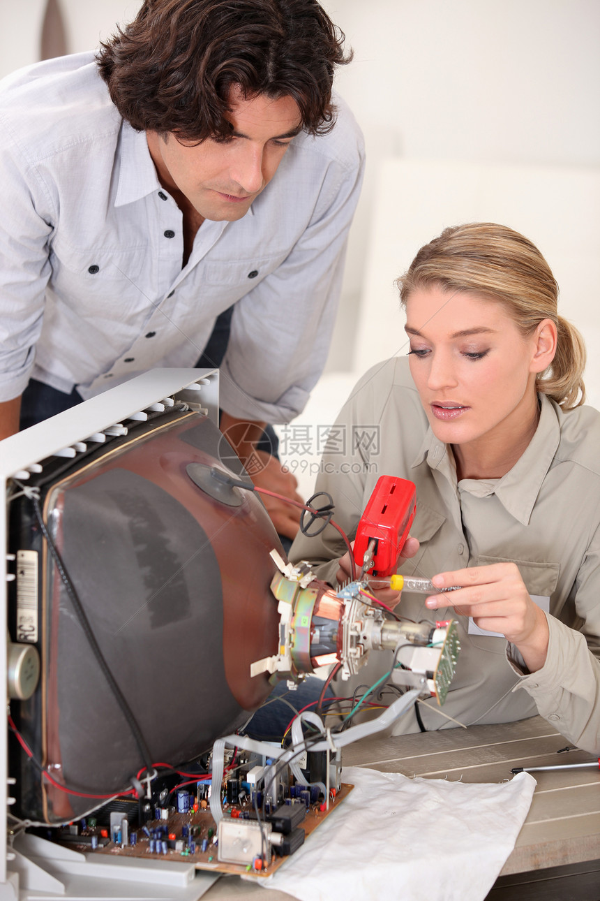妇女修理电视机伙伴男性焊接头发白色技术员顾客女性丈夫电子产品图片