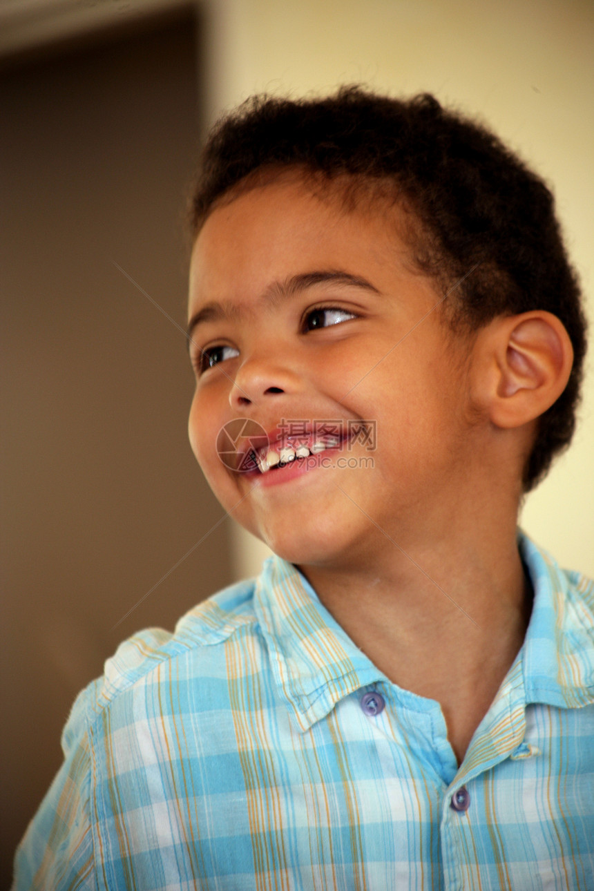 快乐的小男孩的肖像男生教育情调喜悦关爱微笑生活家庭感情文化图片