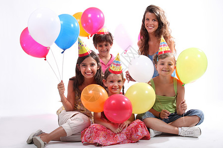 儿童生日晚会家庭女孩们女孩工作室帽子兄弟气球乐趣微笑庆典背景图片