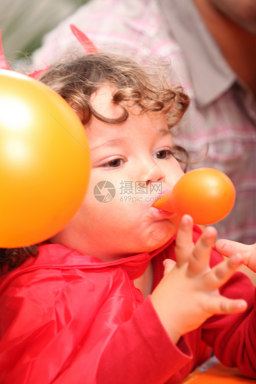 儿童吹气球图片