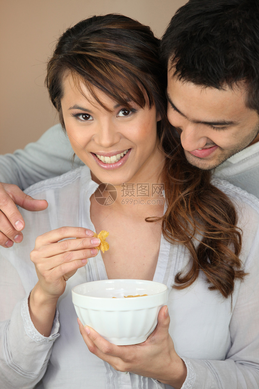 一起吃早餐的情侣谷物营养维生素食物厨房粮食饮食薄片男人甜点图片