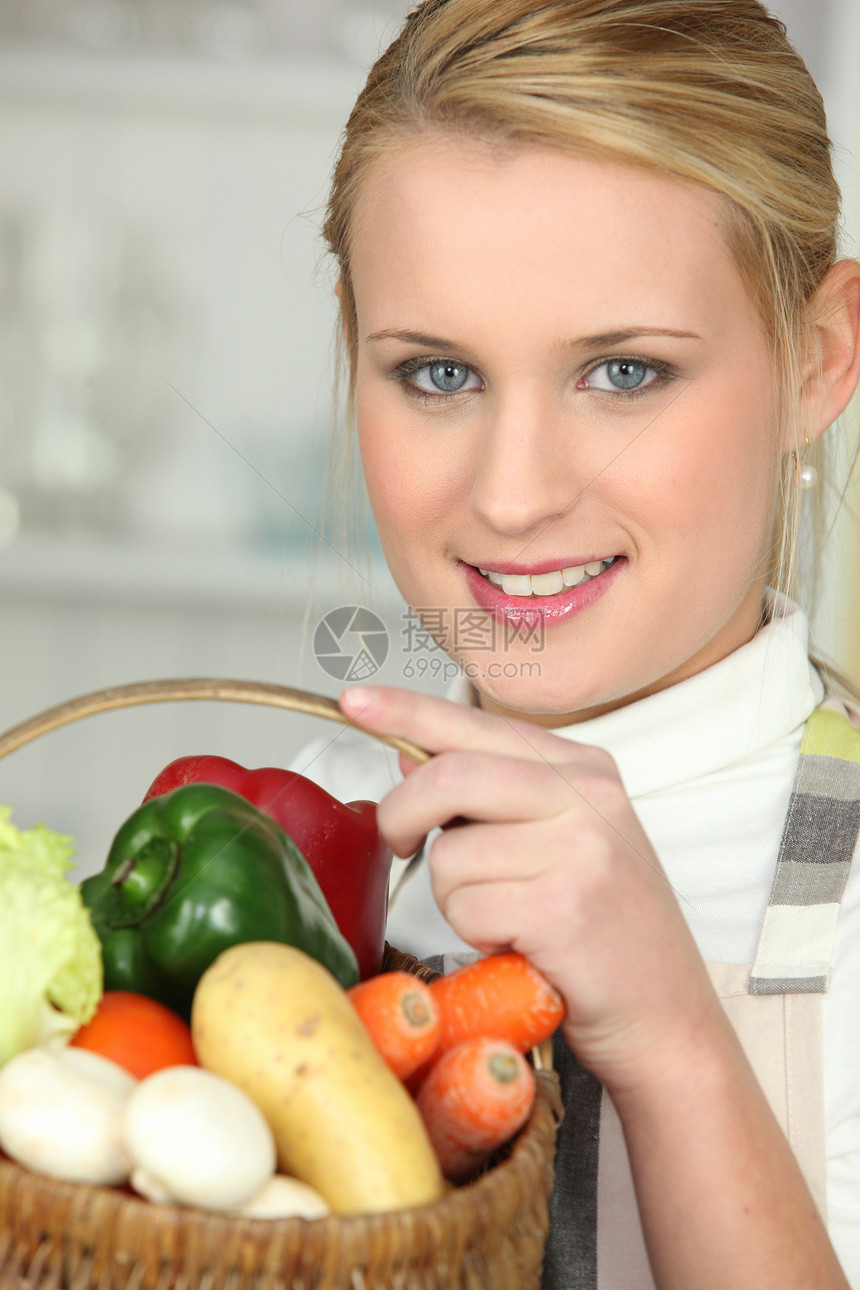 盛满蔬菜篮子的妇女图片