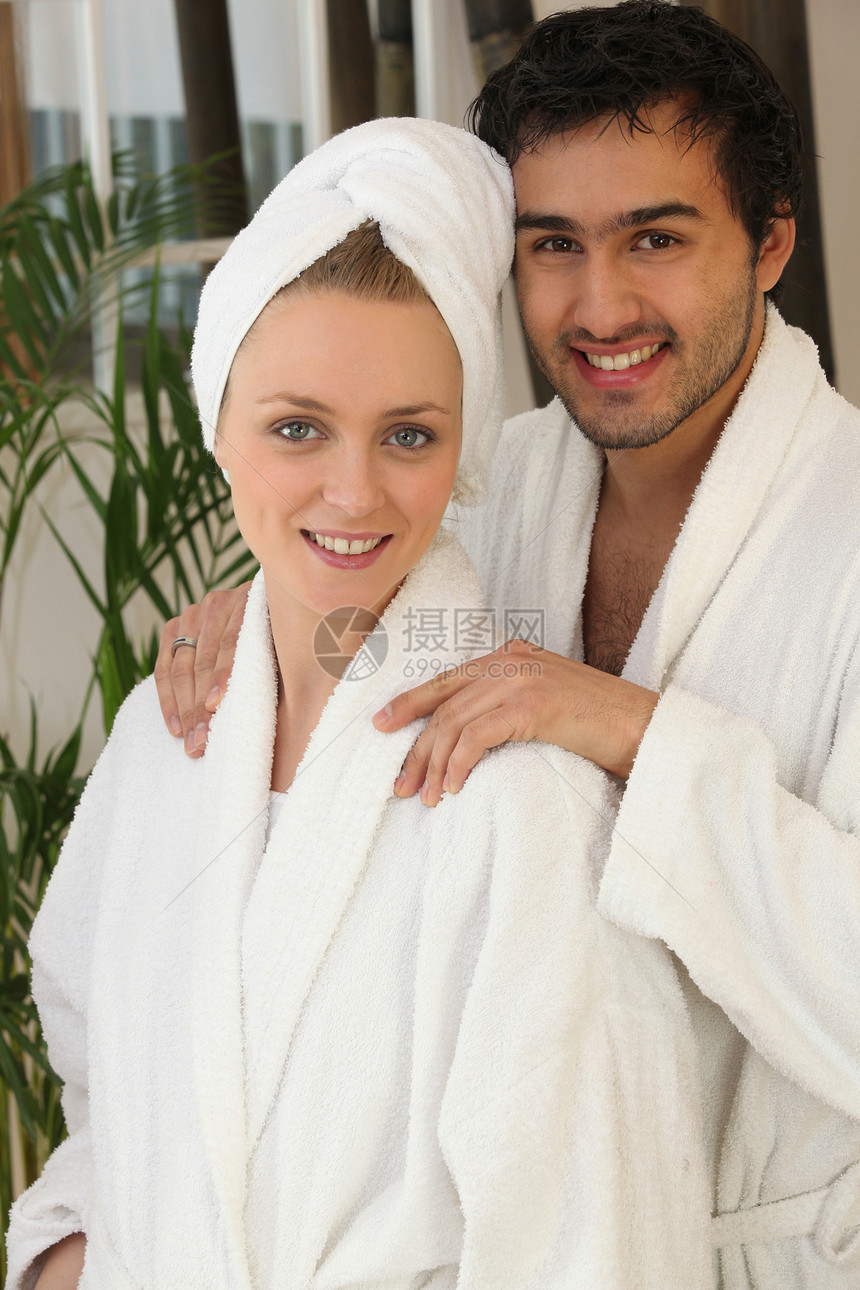 在浴室的一对夫妇长袍丈夫浴衣女朋友夫妻恋人浴巾女士卫生预防图片