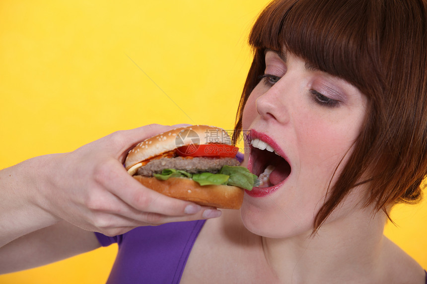 女人吃汉堡包牛扒理发午餐食物小吃工作室朋友们零食便饭蛴螬图片