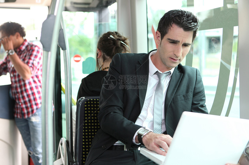乘坐公共交通工具的青年男子笔记本座位电脑男人日常生活运输乘客工作眉头窗户图片