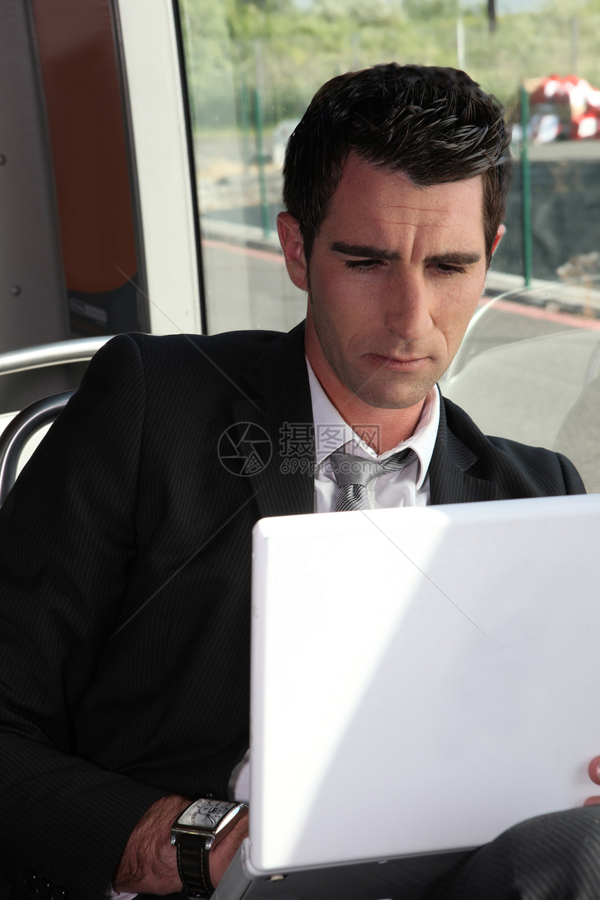公共交通工具中男子的肖像旅行乘客铁路笔记本换向公共汽车城市黑发过境座位图片