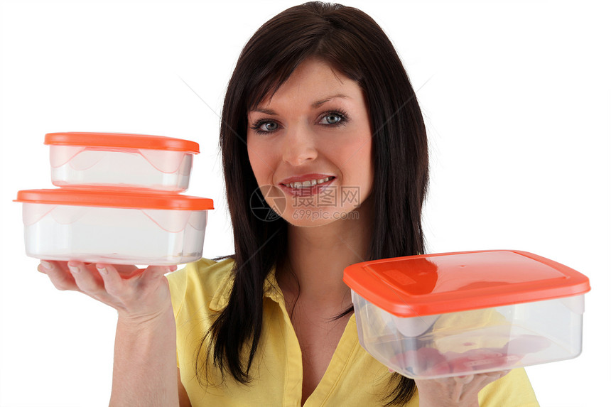 带空塑料食品箱的妇女图片