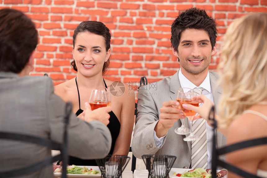 朋友用餐伴侣头发赞扬干杯餐厅衬衫玻璃庆典玫瑰晚餐图片