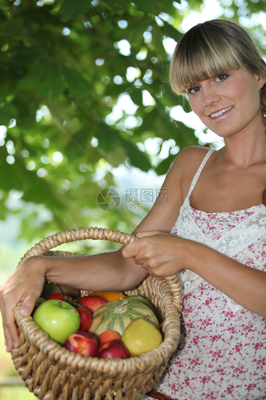 带水果篮子的年轻女子农村市场柳条女士刘海油桃边缘生产国家微笑图片