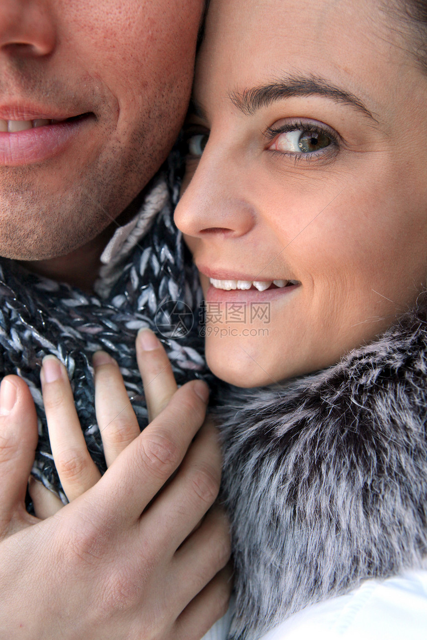 年轻夫妇抱抱男性拥抱幸福植物套衫朋友们衣服公园女士妻子图片