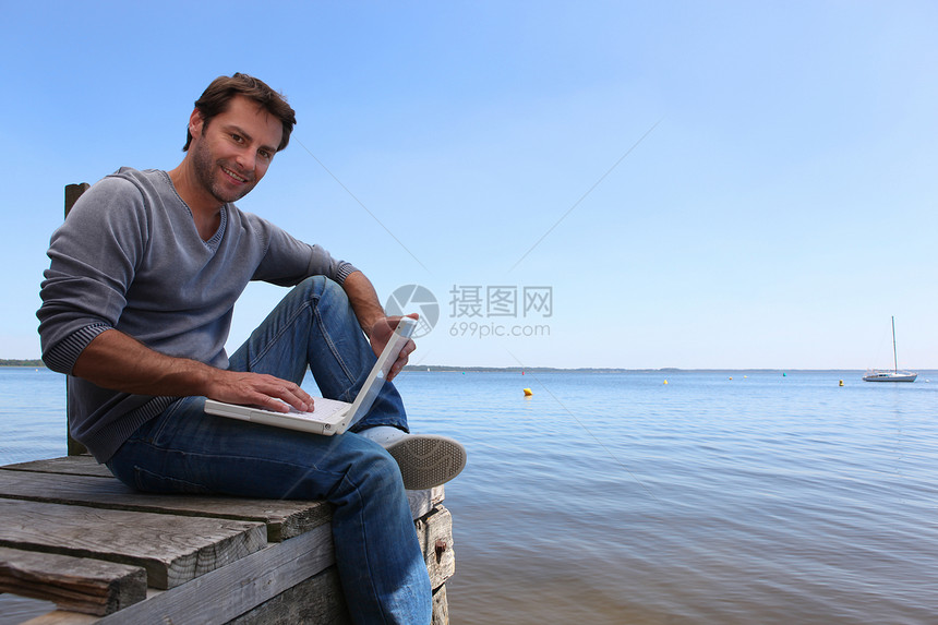 在码头工作的人码头男性白色电脑棕色笔记本男人头发图片