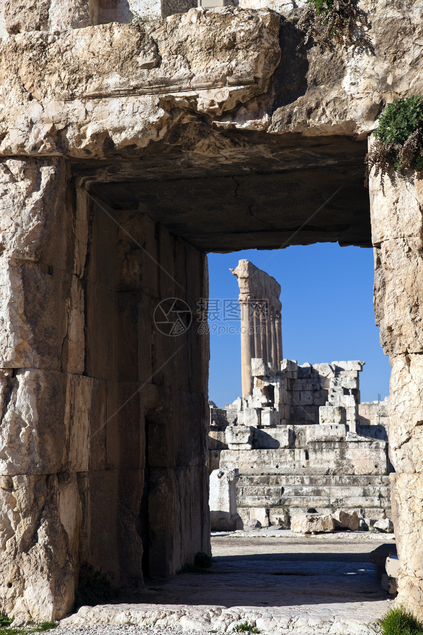 Baalbek废墟-在古窗户上看到的柱子图片