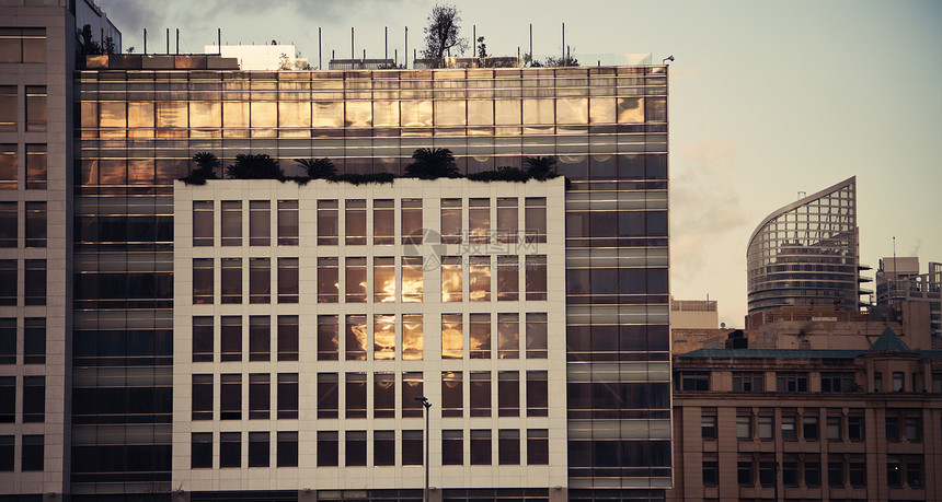 贝鲁特的现代架构建筑建筑学市中心窗户太阳摩天大楼射线日落旅行城市图片