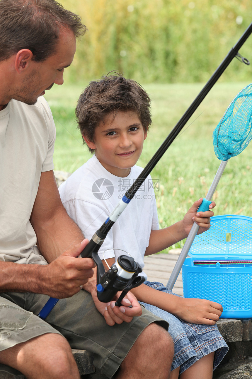 父亲和儿子捕鱼享受支撑乐趣爸爸男人自由微笑探索衣服男性图片