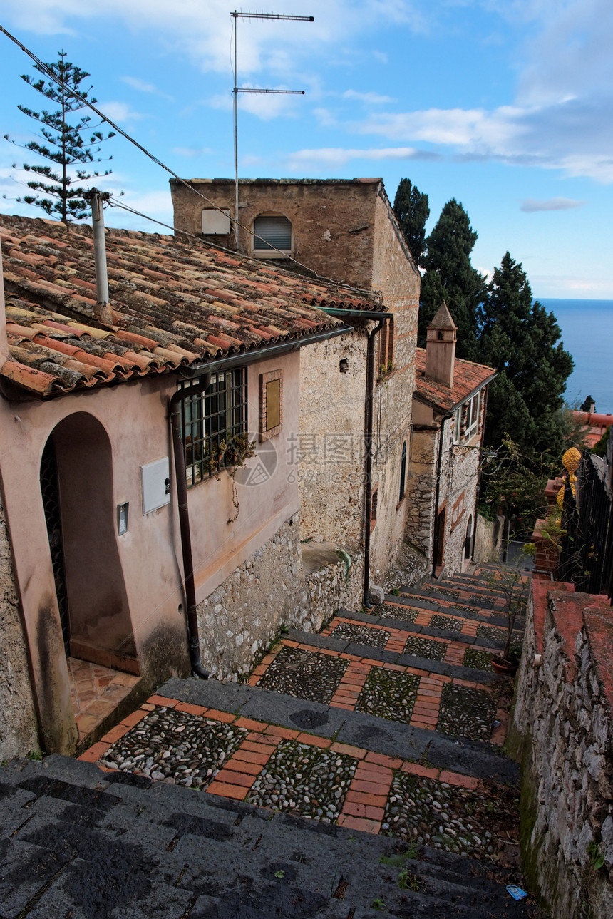 西西里镇Taormina的小街道向大海下沉图片