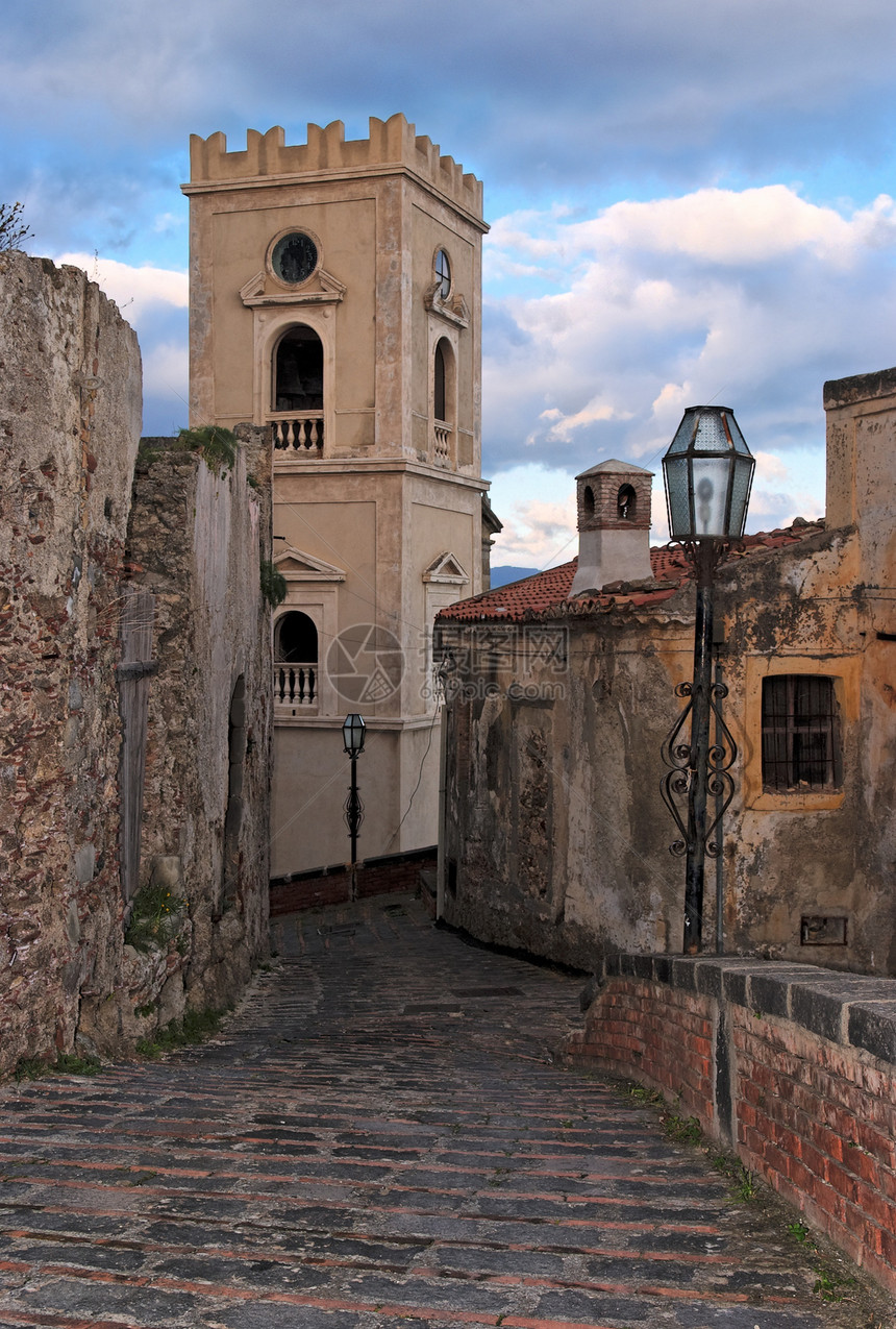 在意大利西西里萨沃卡村的中世纪街上 有教堂贝利图片