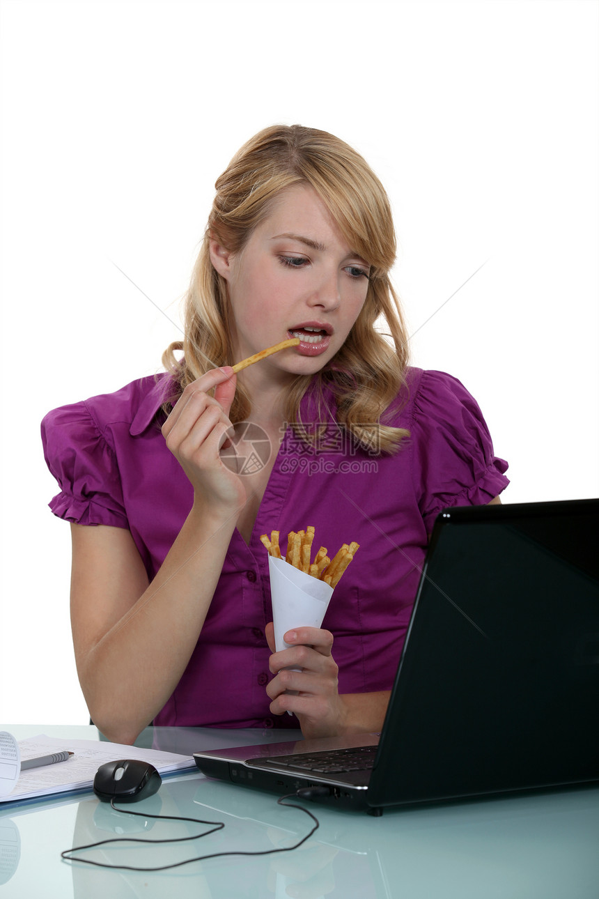 女书记员在她办公室吃薯条图片