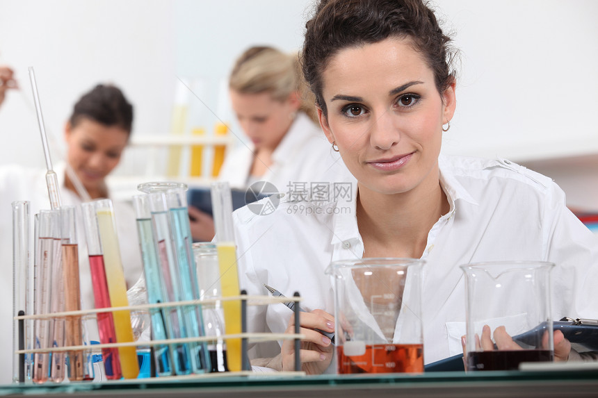 在化验室工作的妇女基因科学家感染科学技术液体疫苗实验室医生化学家图片