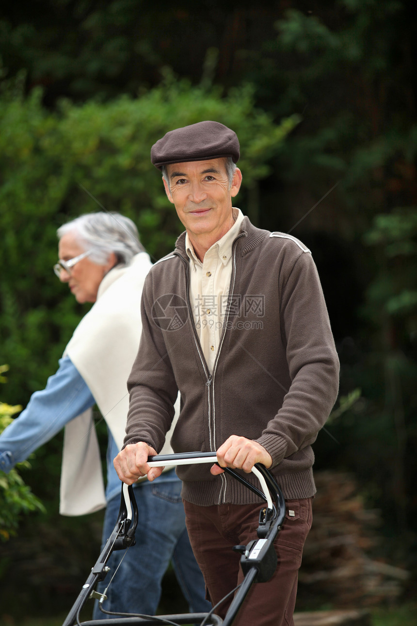 老年夫妇园艺割草机公民男性活动美化活力院子草地老年人绳索图片