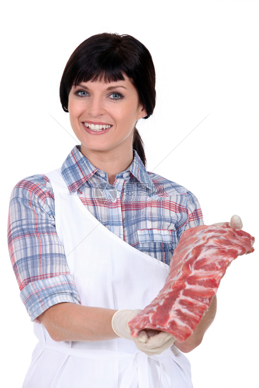 一个屠夫展示了肉的切肉黑色女士牛肉眼睛鼻子白色衬衫猪肉食物职业图片