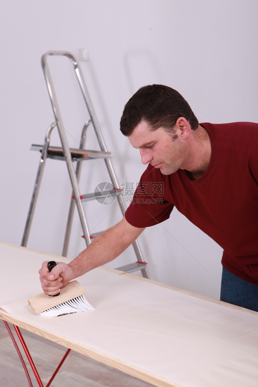人类粘贴壁纸房子男人装潢师维修就业工作边缘刷子男性承包商图片