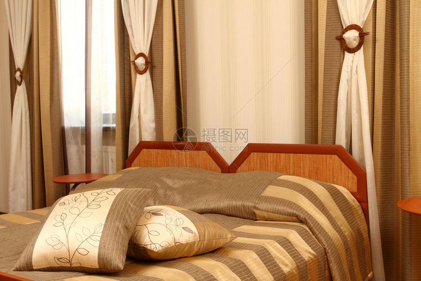 内部的房子刺绣纺织品建筑学云纹折叠棕色薄纱枕头锦缎图片