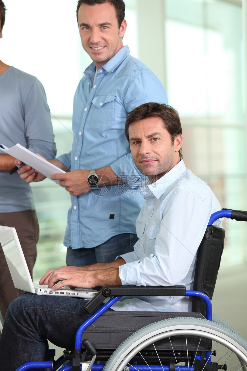 坐在轮椅上的青年男子工作车轮建筑一体化保健套装招聘员工男性职业图片