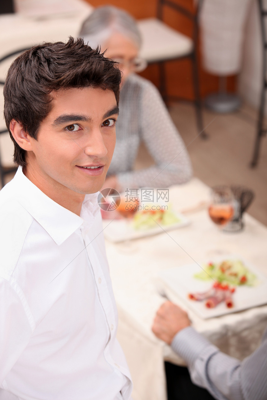 提供午餐的青年服务员图片