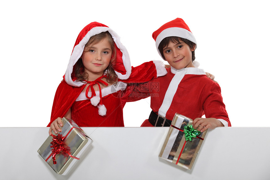 两名身着圣诞服装的孩子们图片