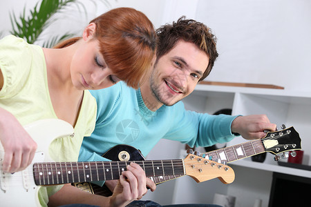 吉他老师和他的女学生背景图片