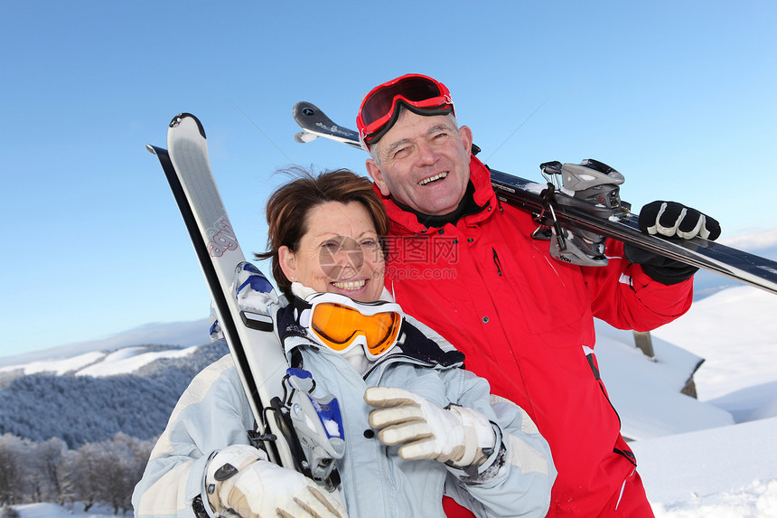 退休夫妇在滑雪旅行中玩得开心图片